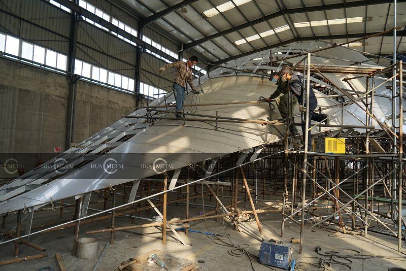4 Welding-grinding-the-surface-of-stainless-steel-sculptures-fabrication