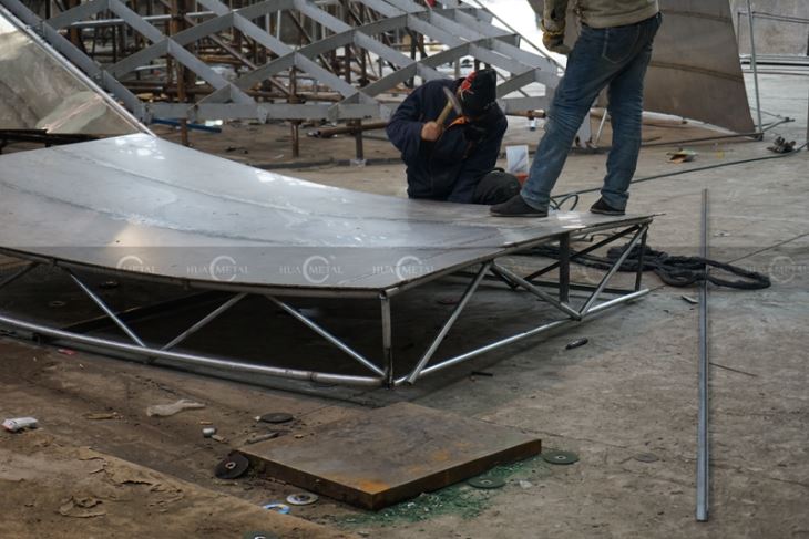 Hammering-forging-the-stainless-steel-sculpture-fabrication