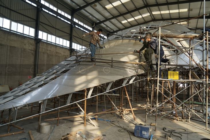 Welding-grinding-the-surface-of-stainless-steel-sculptures-fabrication